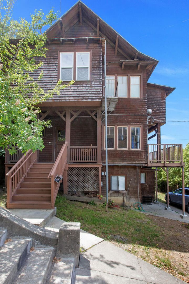 2704 Virginia Street exterior