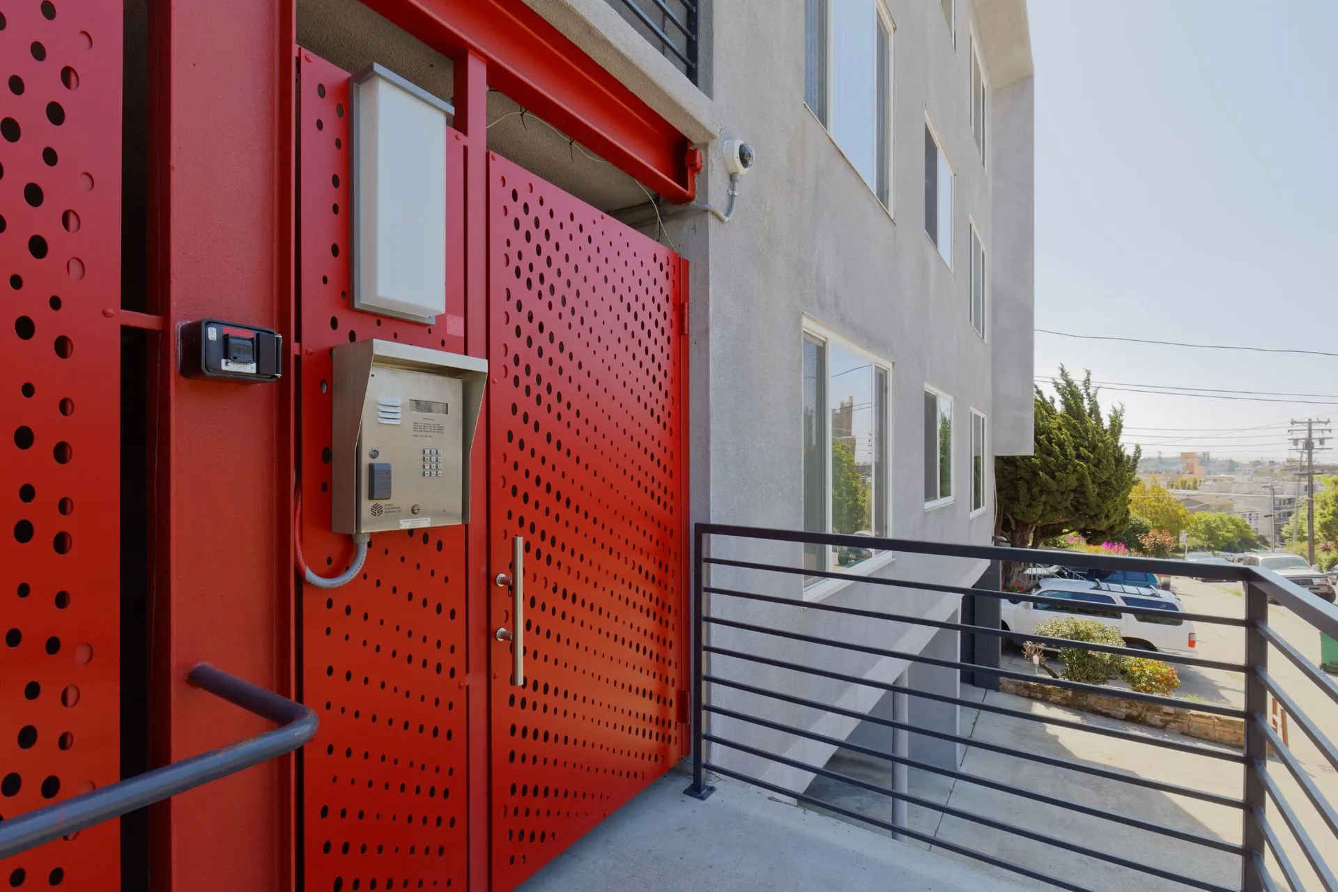 370 Staten Exterior