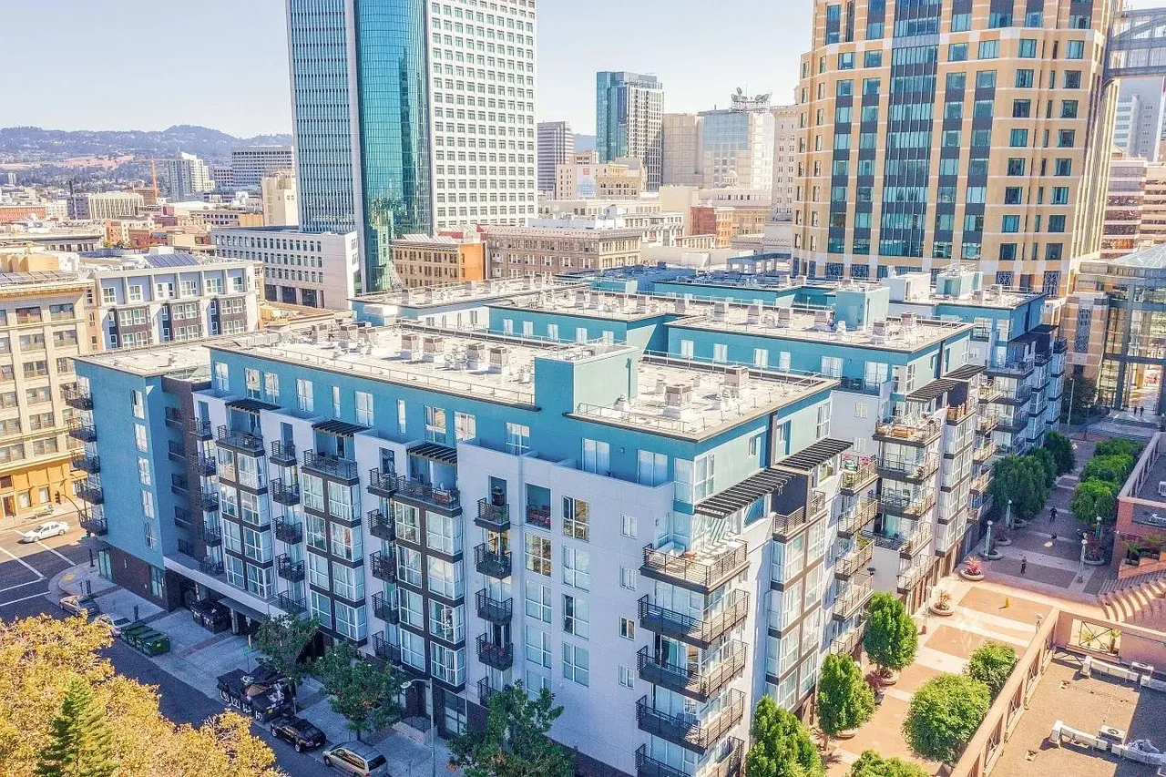 Domain Oakland exterior