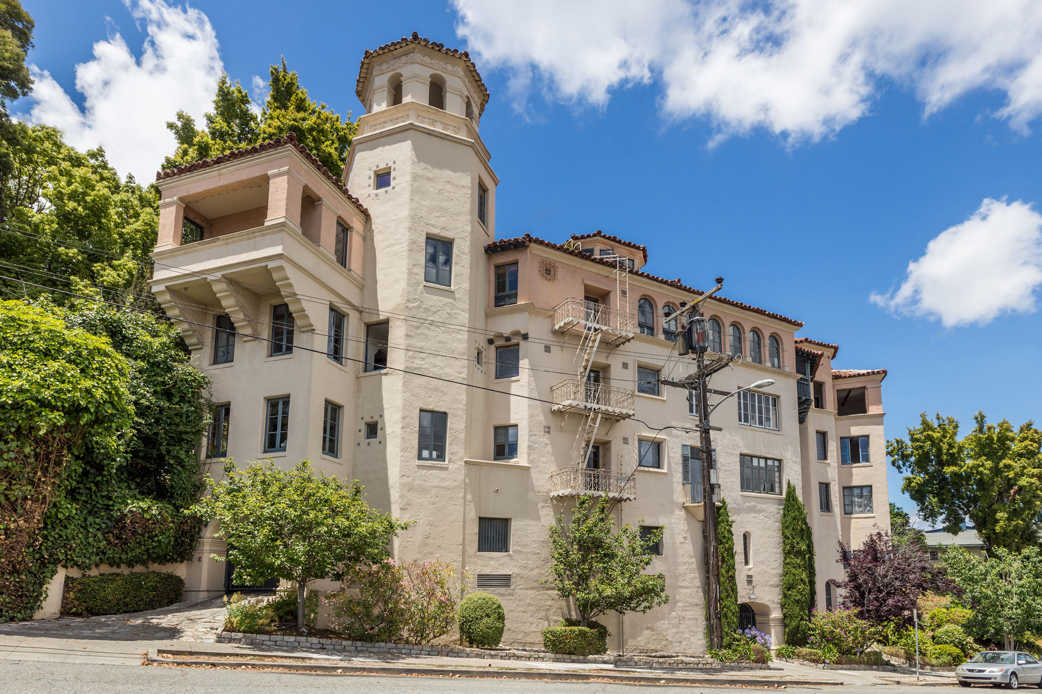 491 Crescent Apartments exterior