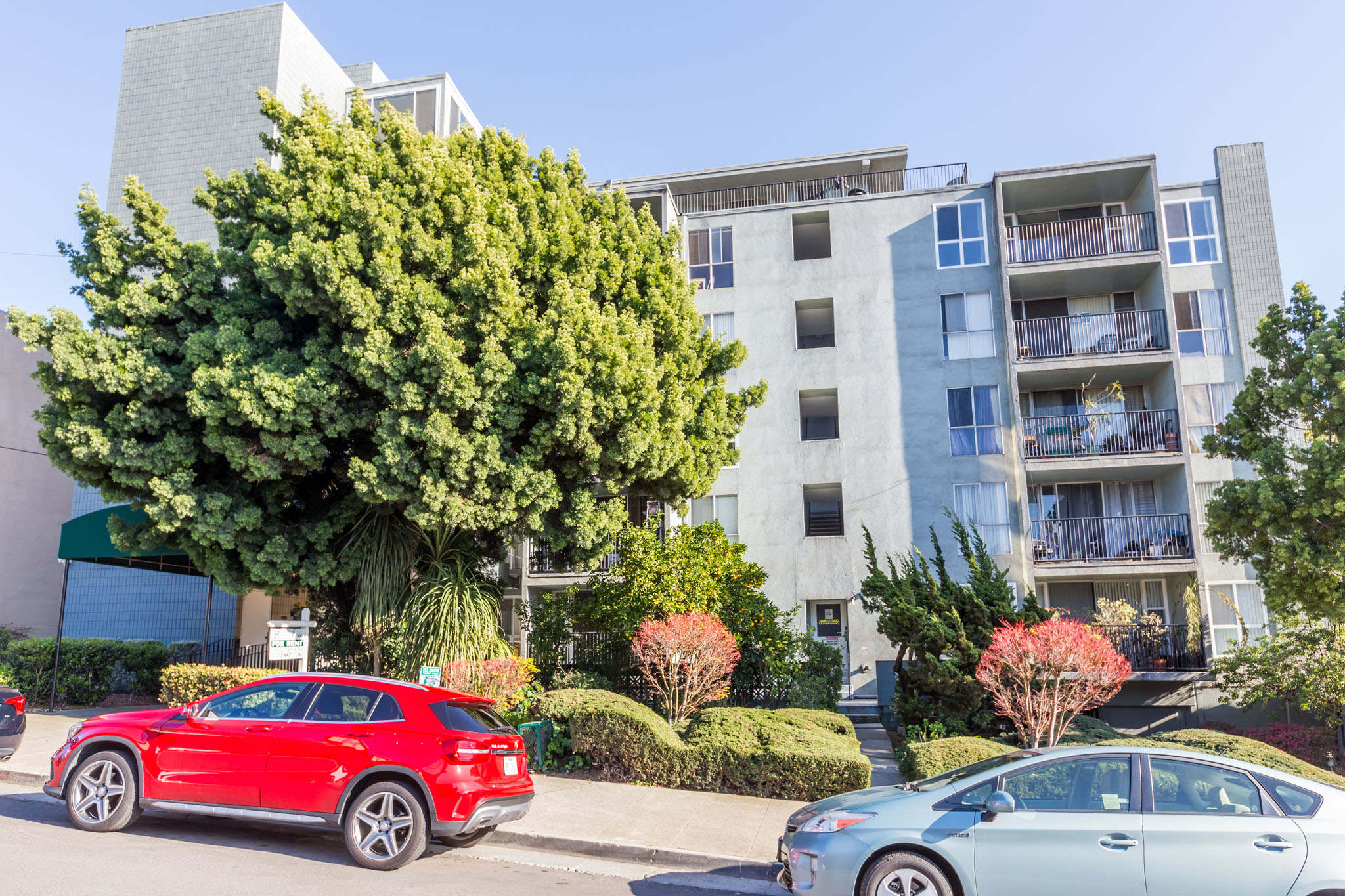 350 Vernon Apartments exterior