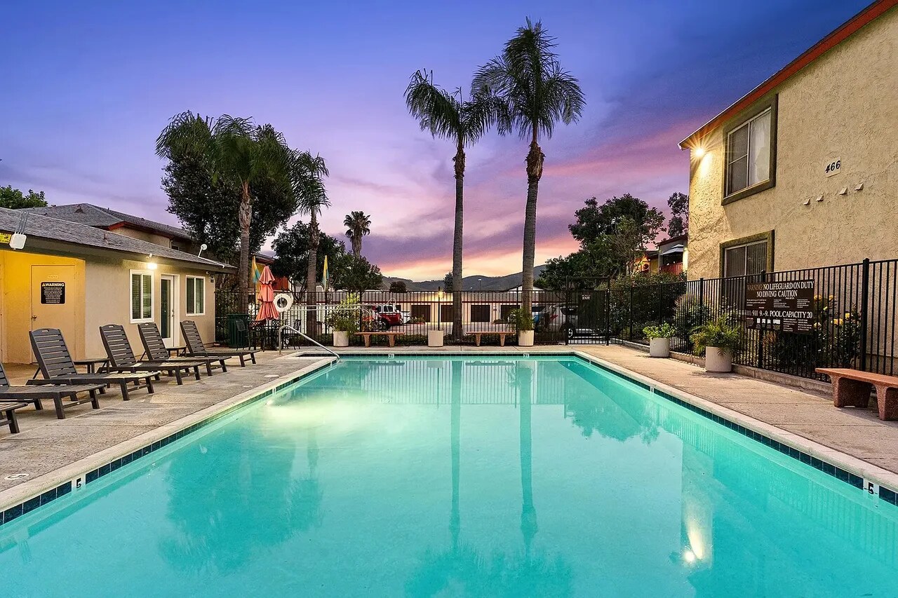 Whispering Oaks Apartments exterior
