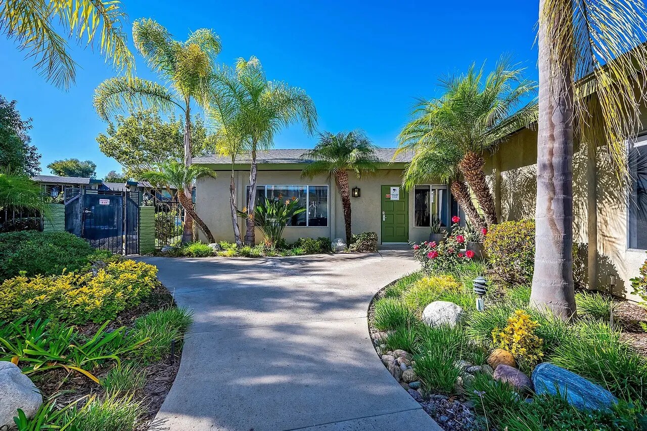 1575 Oak Apartment Homes exterior