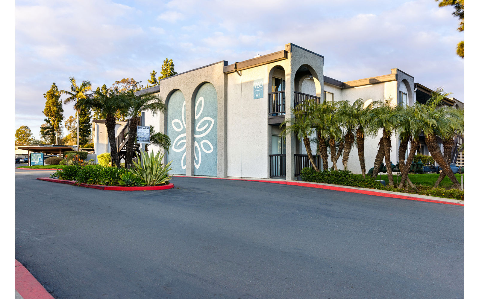 776 East Mission Apartments Exterior