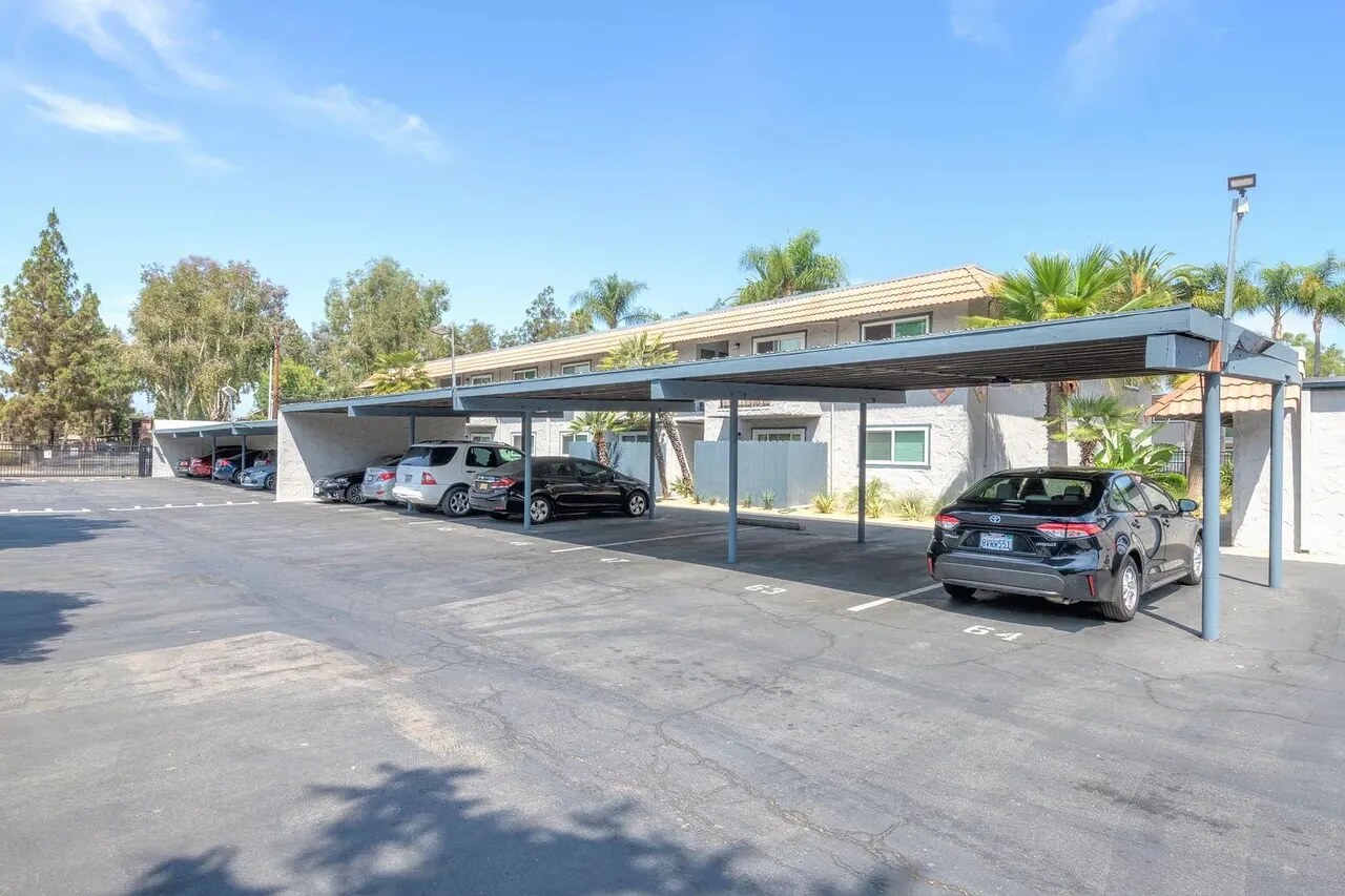 704 North Fig Apartments Exterior