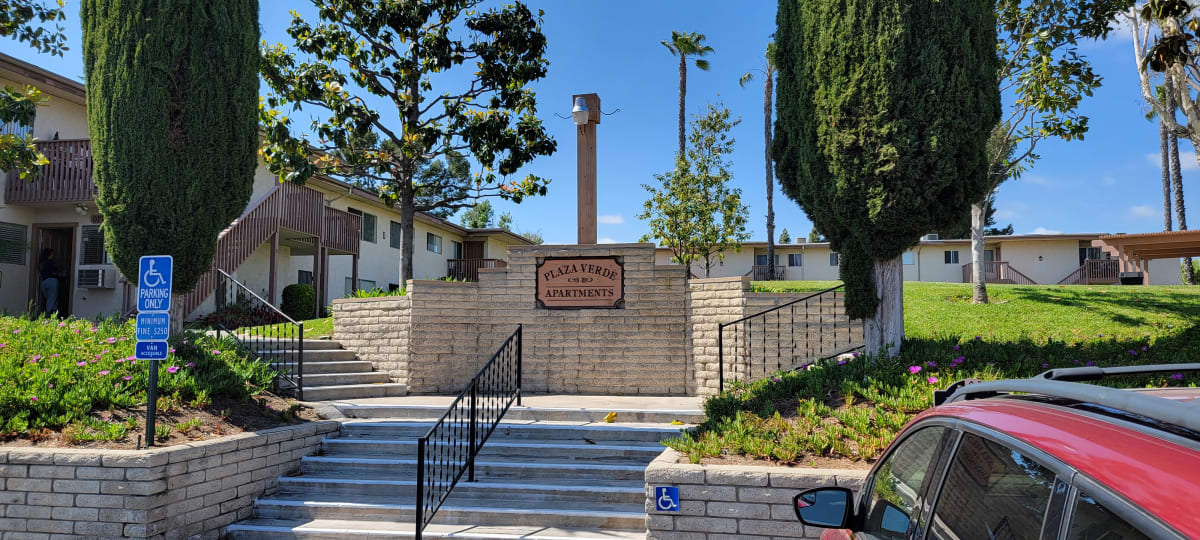 1375 North Broadway Apartments Exterior