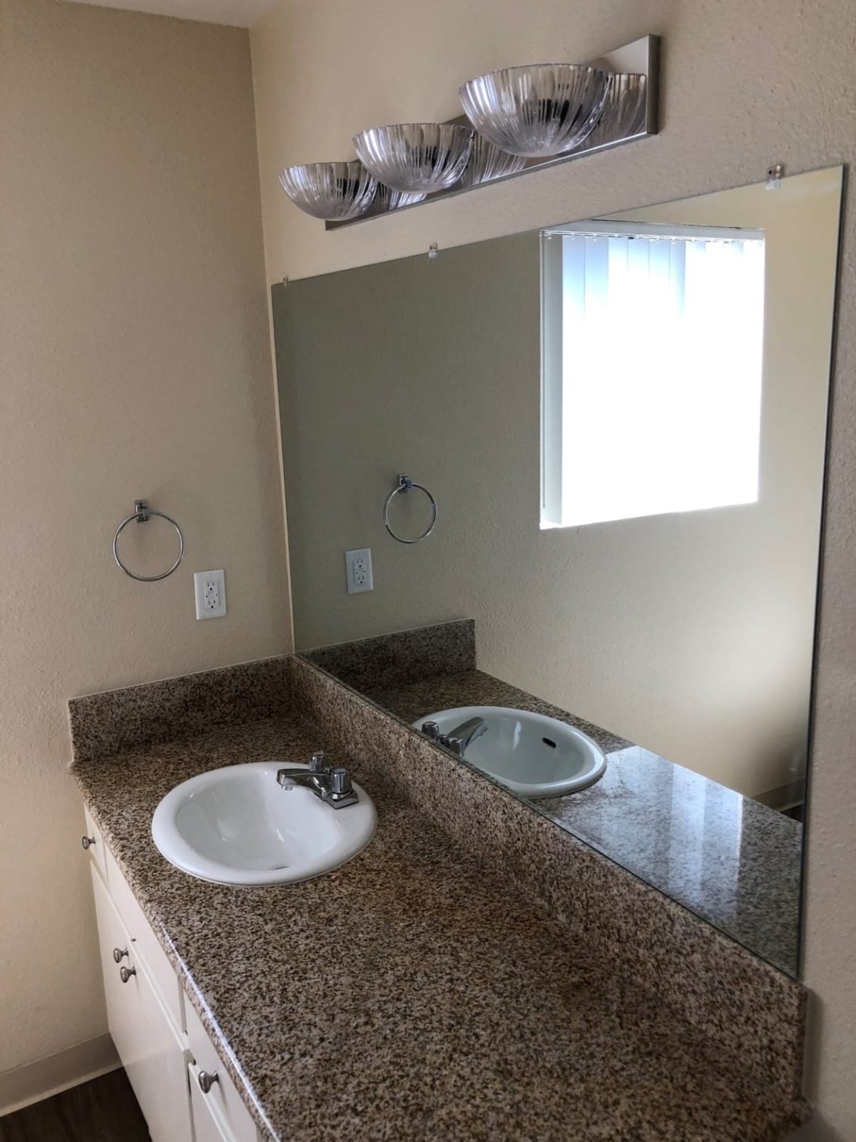 1375 North Broadway Apartments Amenities