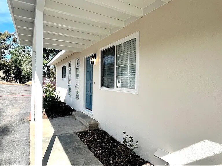 1731 South Iris Apartment Amenities