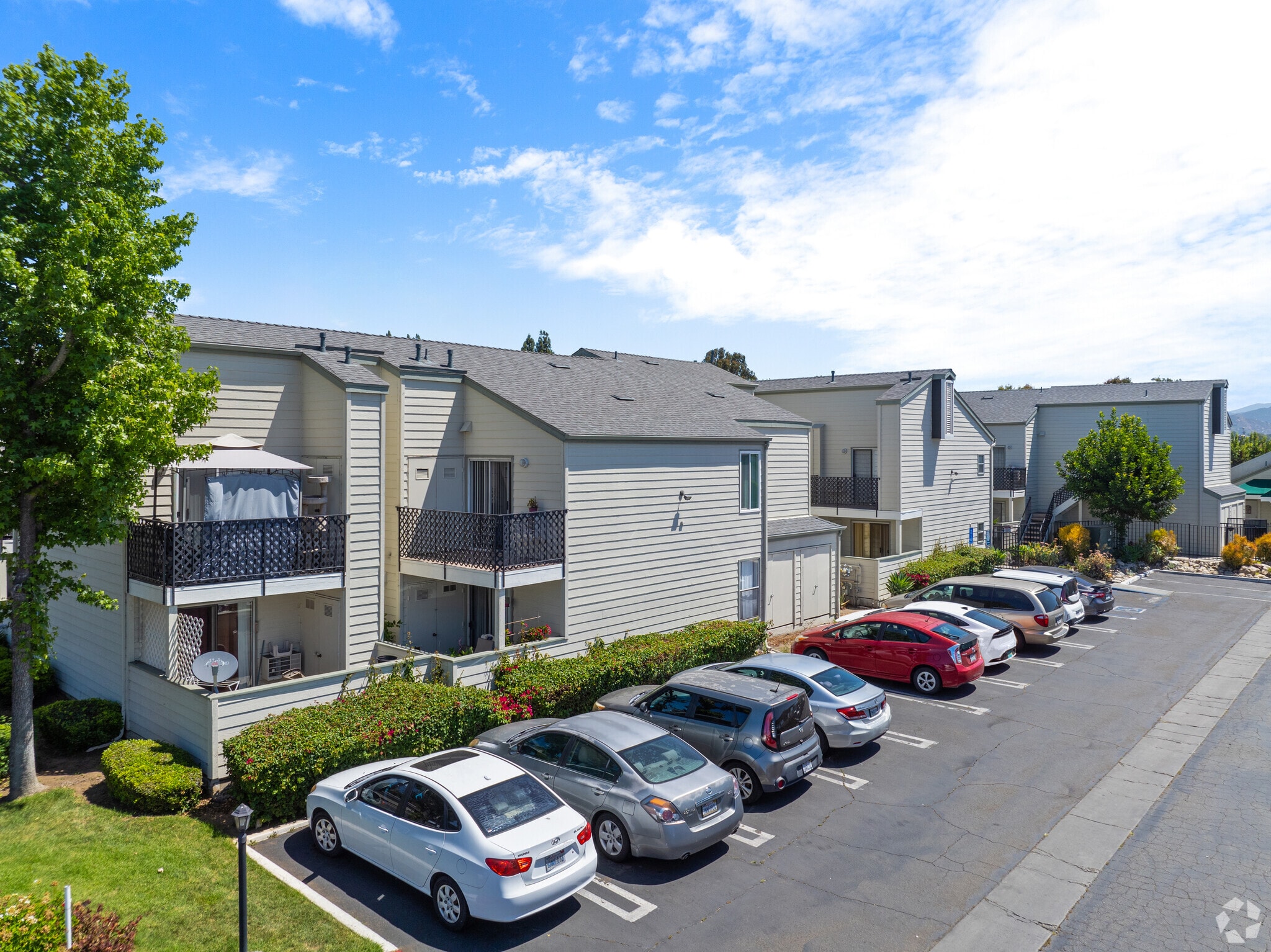 1068 North Broadway Apartments exterior