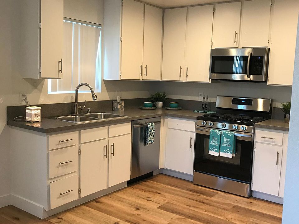 1056 North Escondido Boulevard Amenities