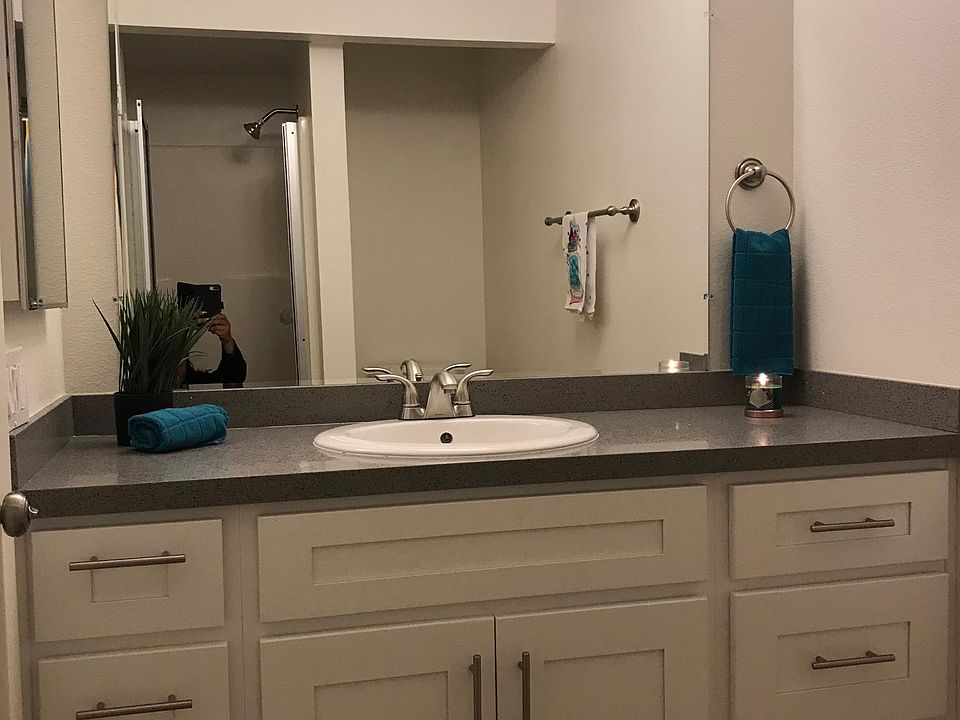 1056 North Escondido Boulevard Amenities