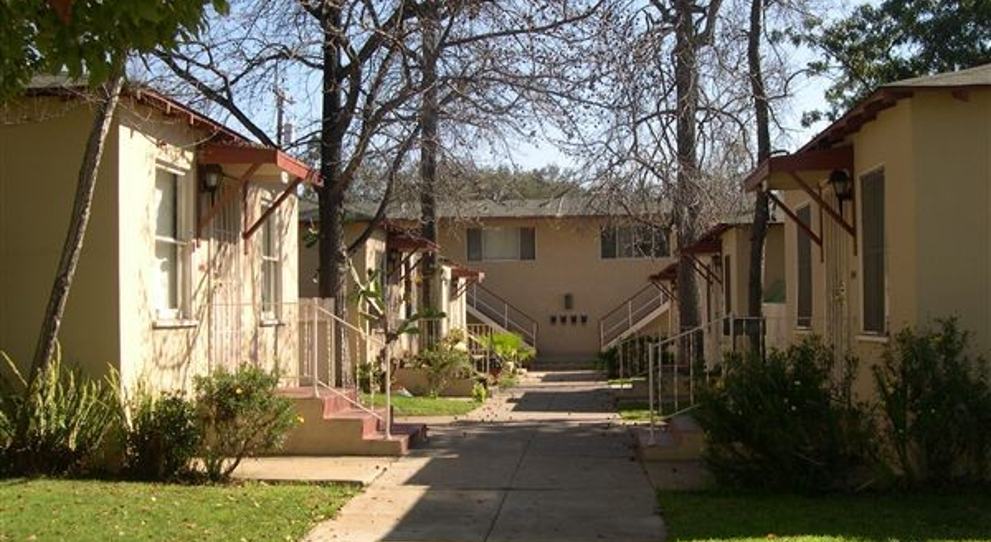 Maple Leaf Apartments Exterior