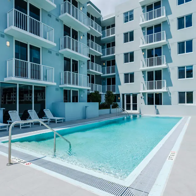 1025 Metro exterior