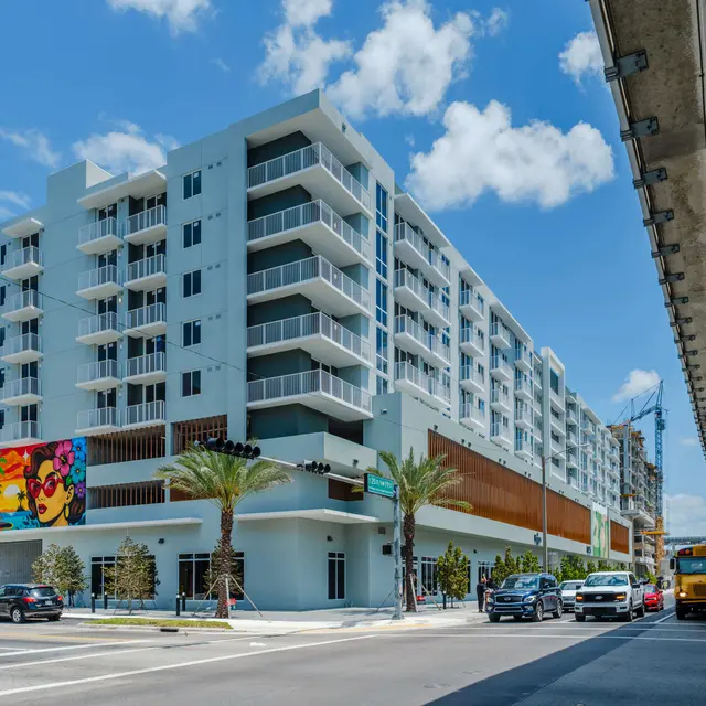 1025 Metro Exterior