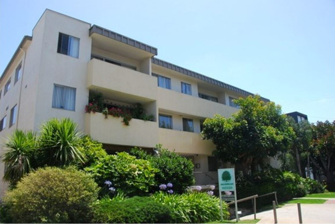 11692 Chenault Apartments Exterior