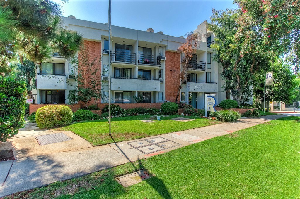 11730 Sunset Apartments Exterior