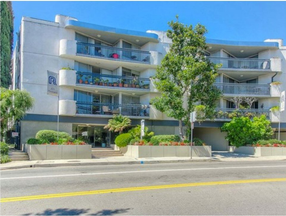 125 Barrington Apartments Exterior