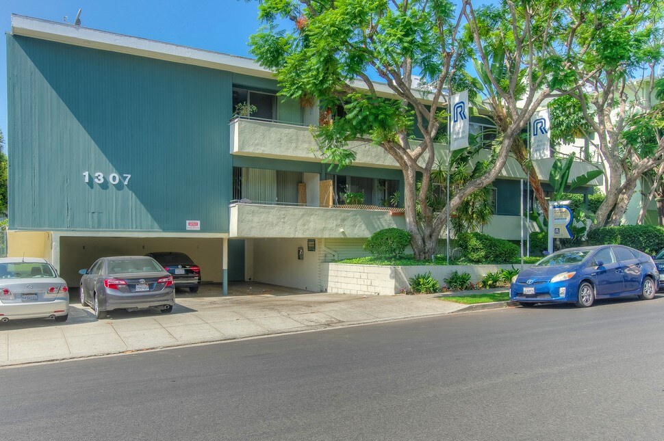 1307 Barry Apartments Exterior