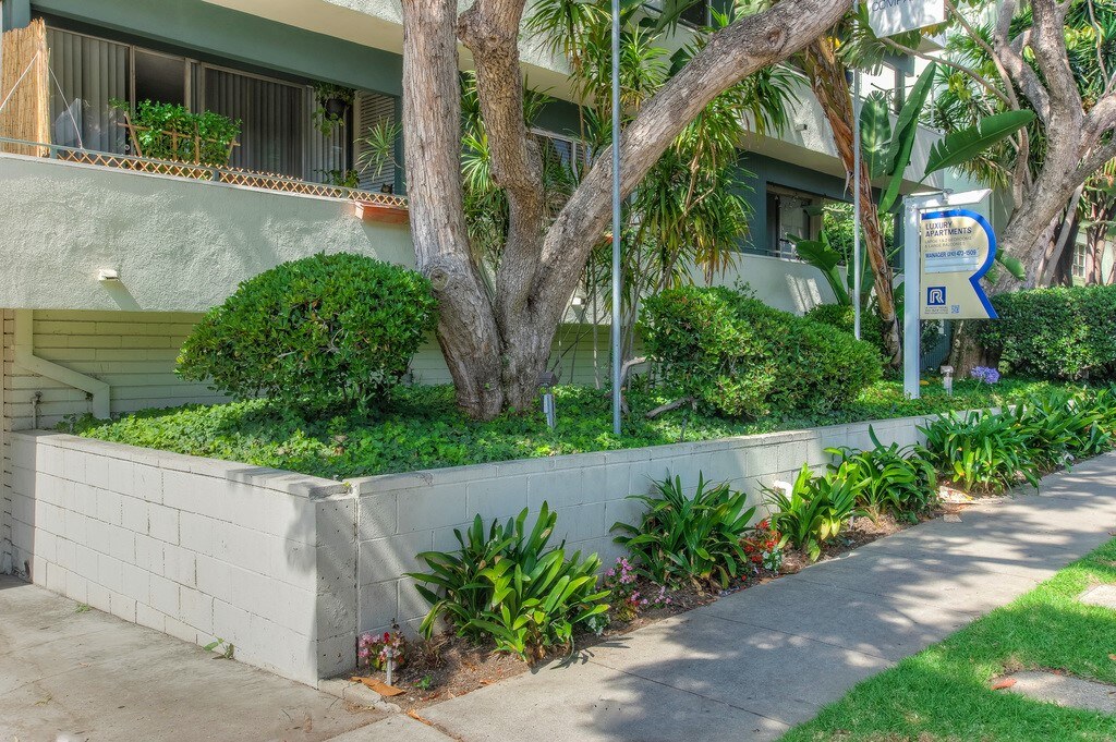 1307 Barry Apartments exterior