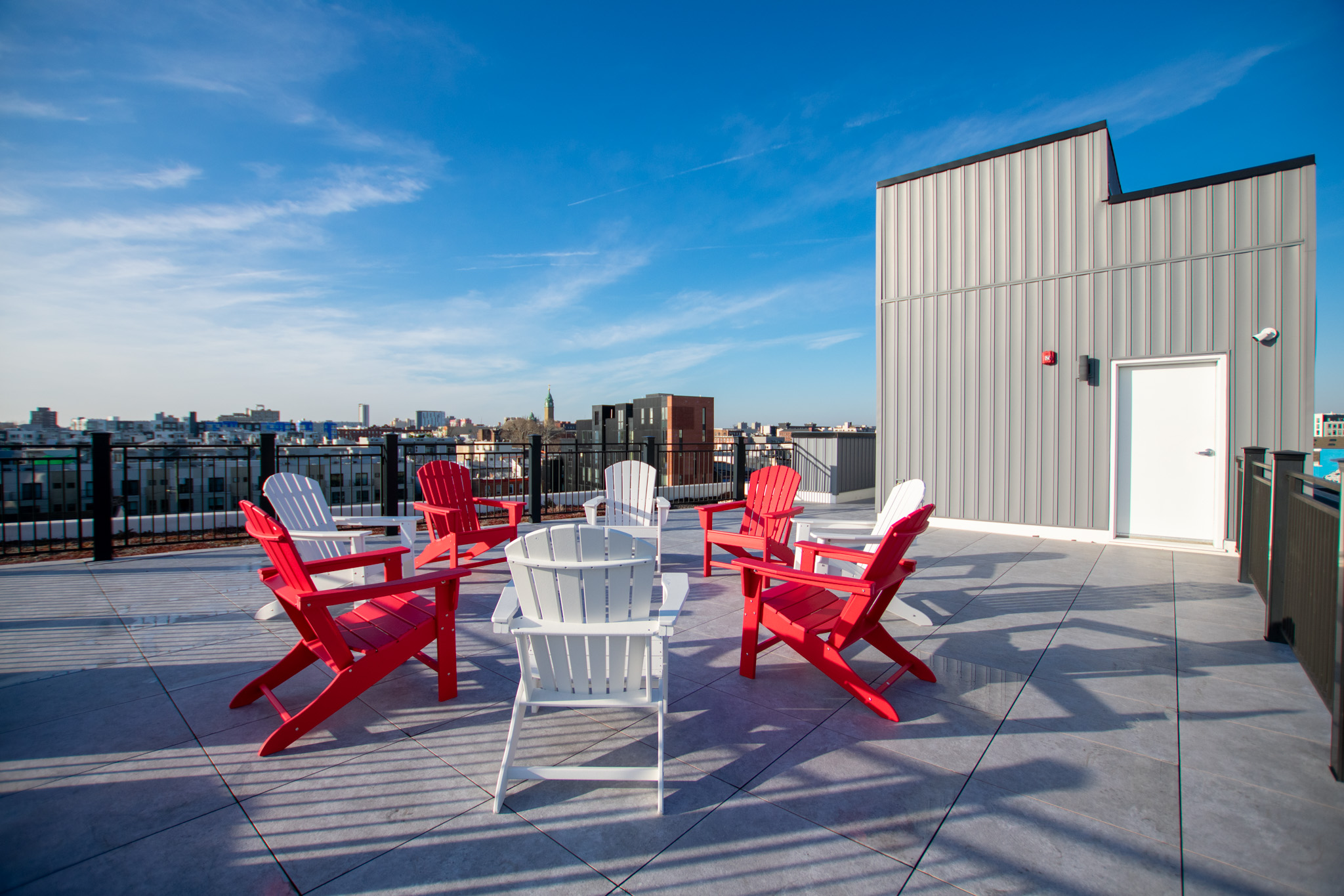 1325 N Lee Street Amenities