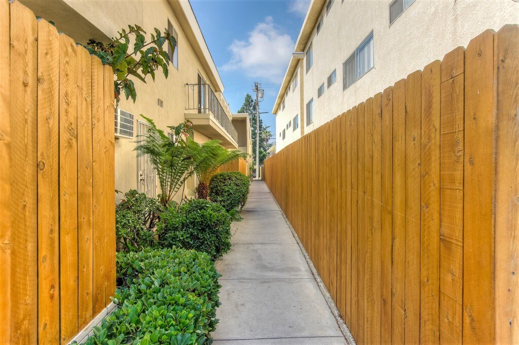 1342 Centinela and 1343 Carmelina Apartments Amenities