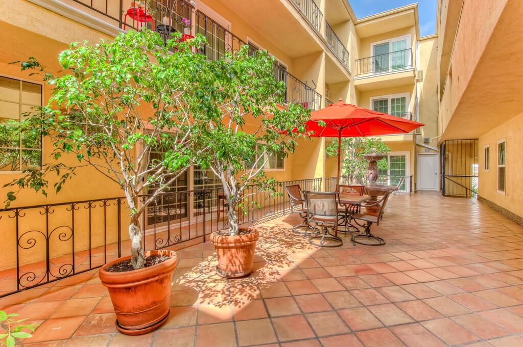1370 Veteran Apartments Exterior