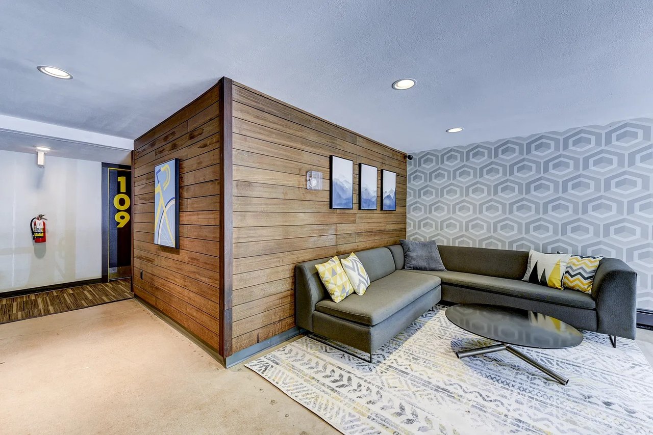 2121 Canyon Exterior