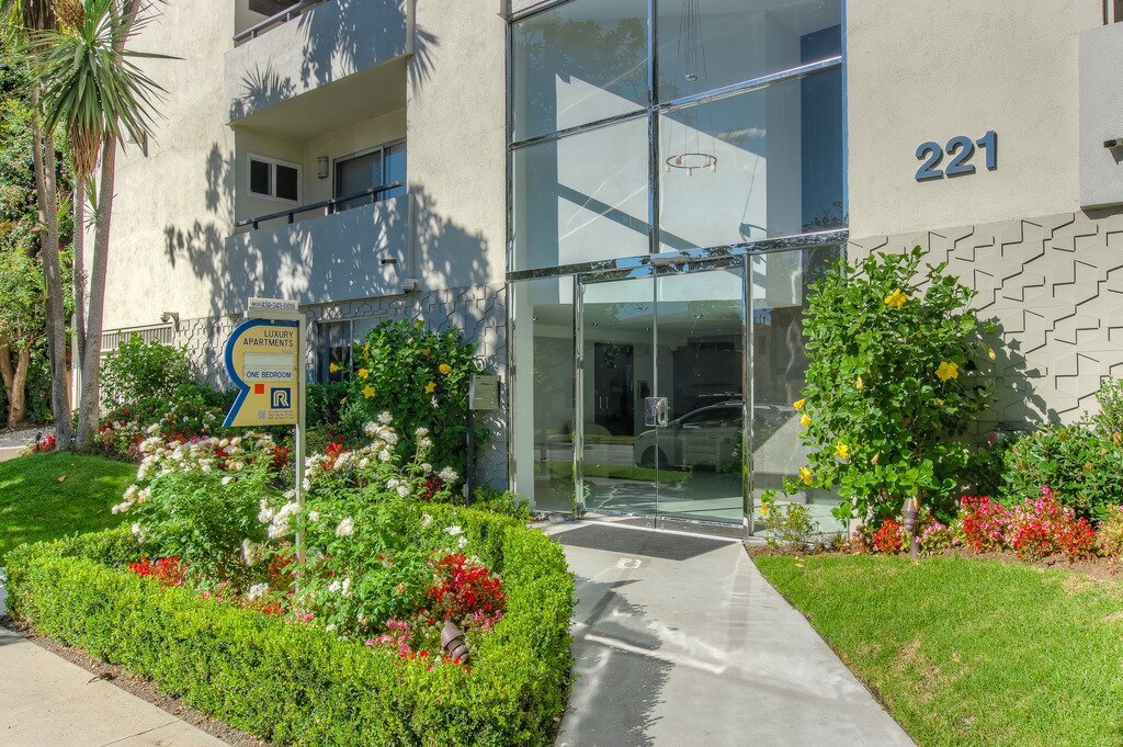 221 Doheny Apartments Exterior