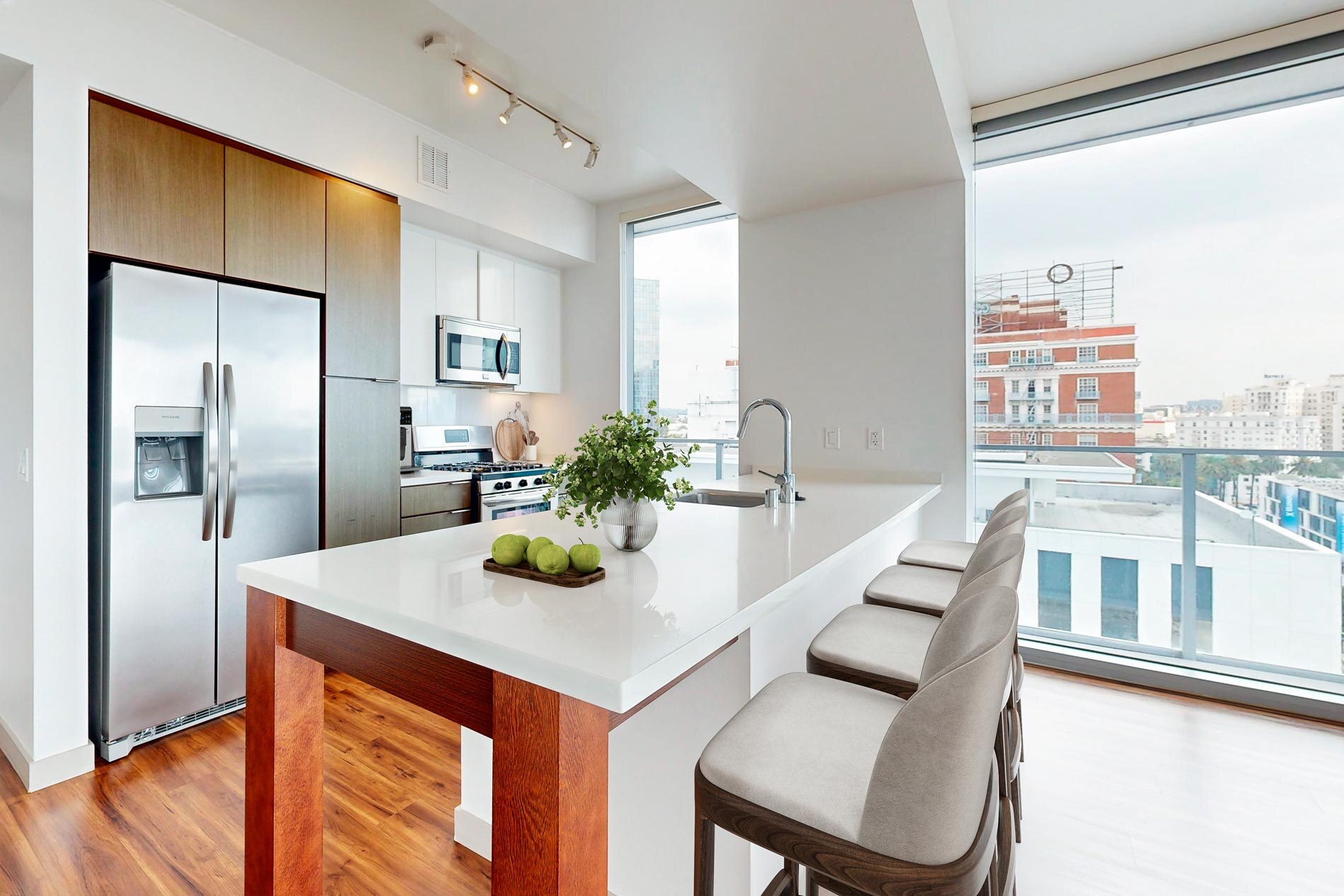 3033 Wilshire exterior