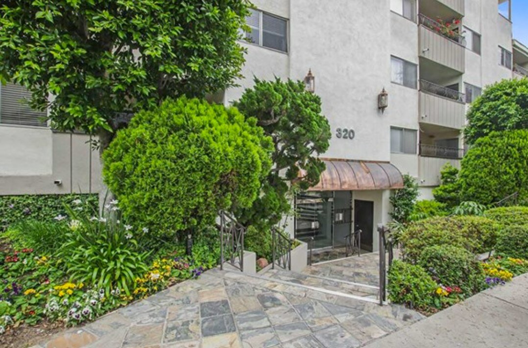 320 La Peer Apartments Exterior