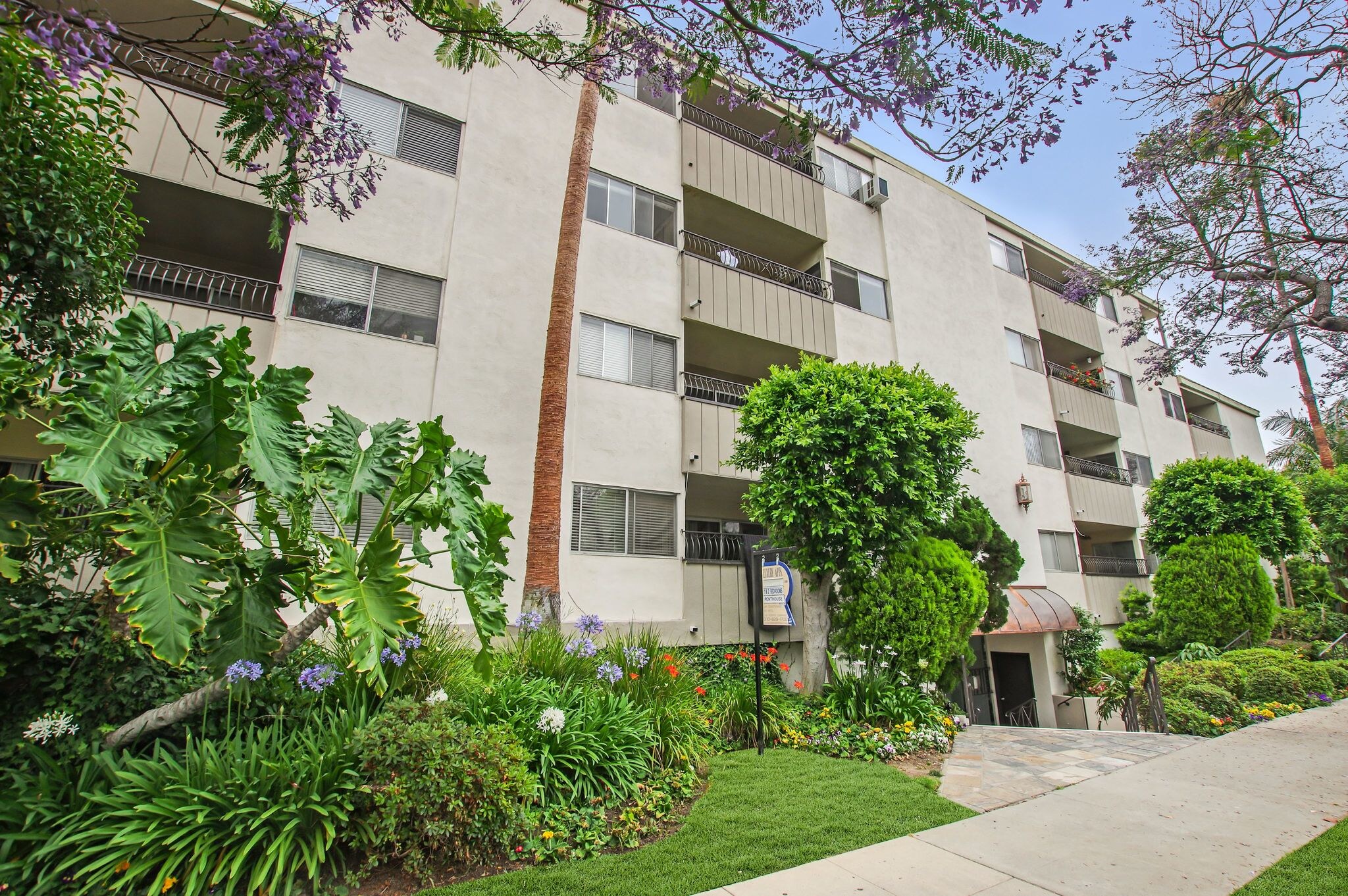 320 La Peer Apartments Amenities