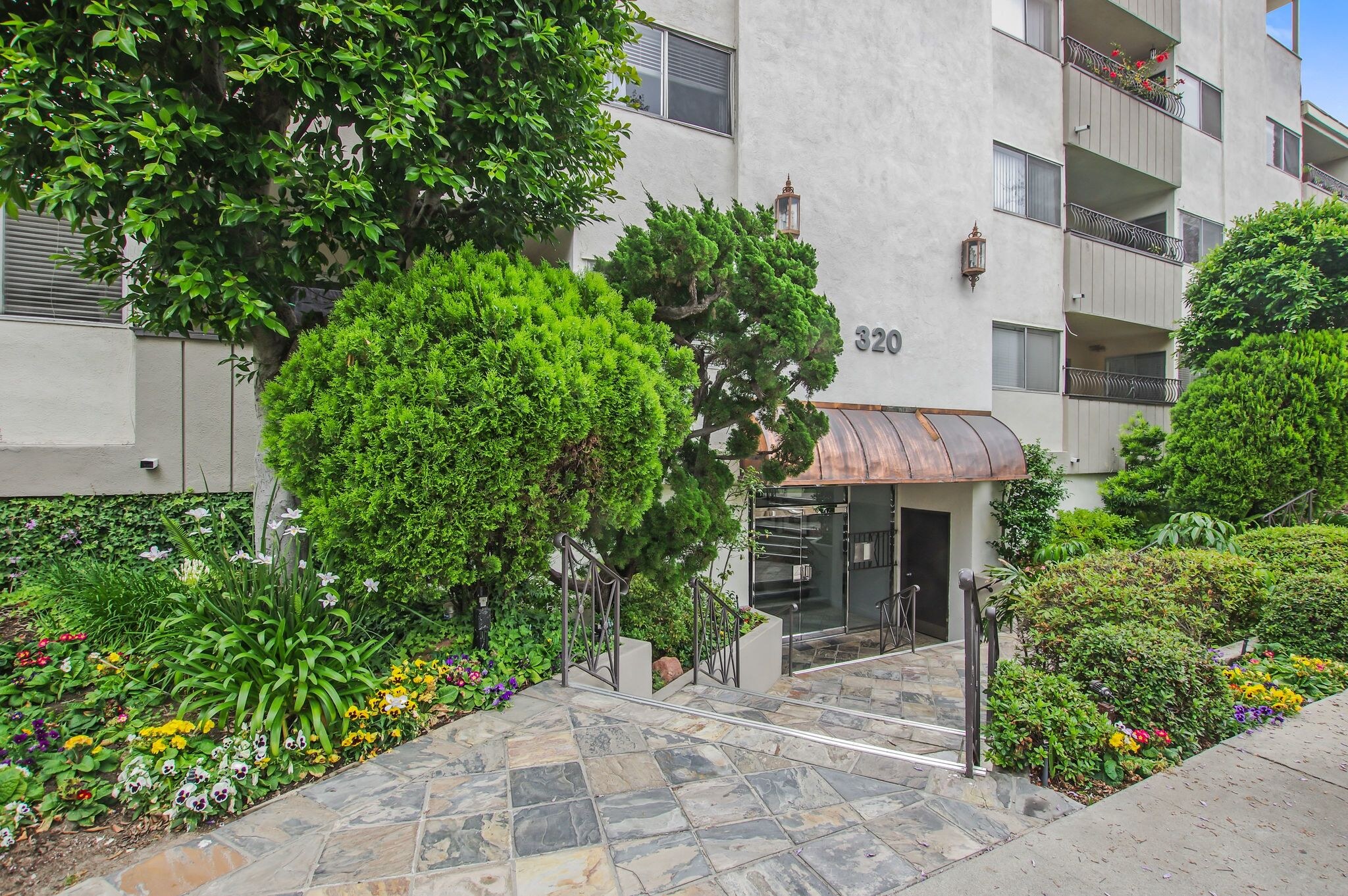 320 La Peer Apartments exterior