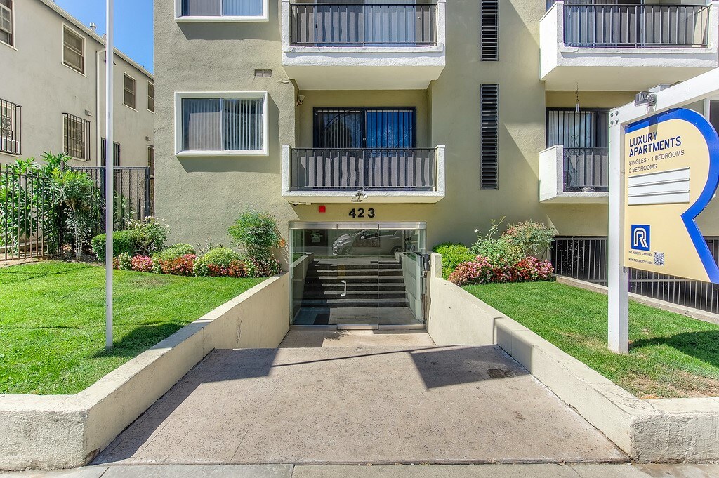 423 Hoover Apartments Exterior