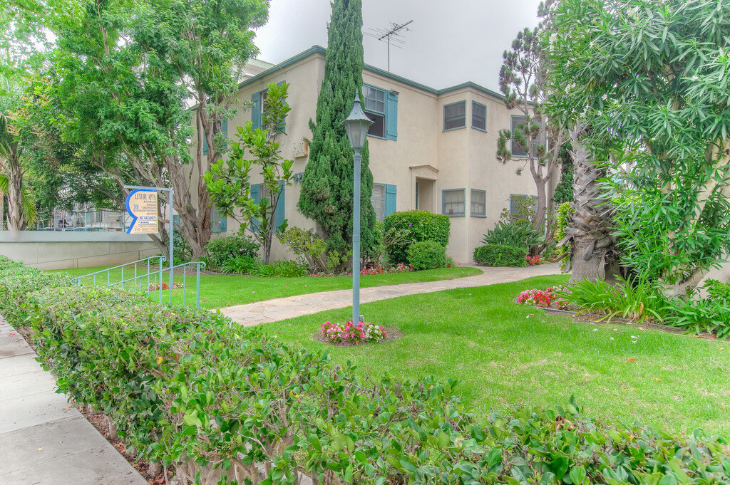 427 Montana Apartments Exterior