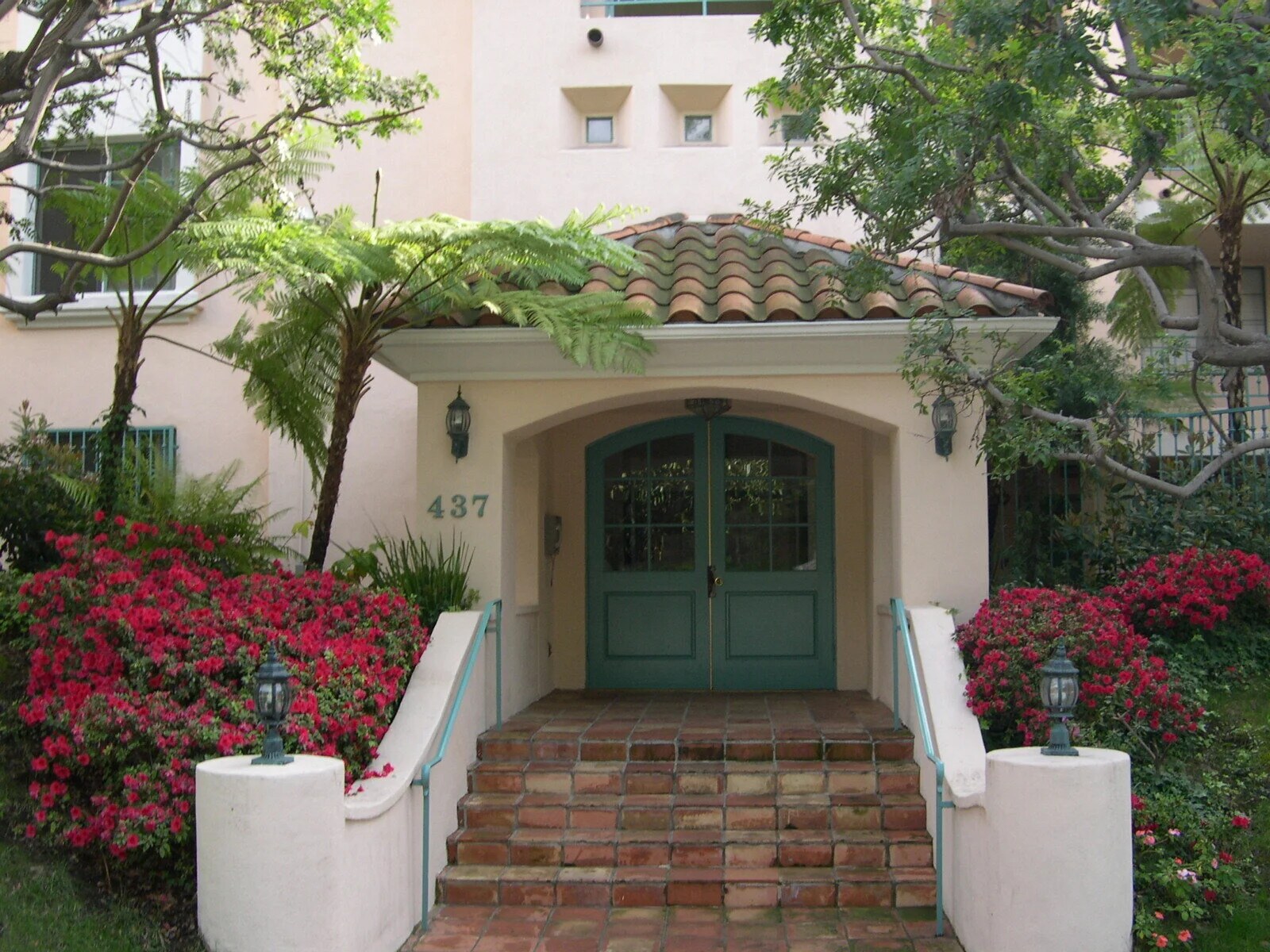 437 Gayley exterior