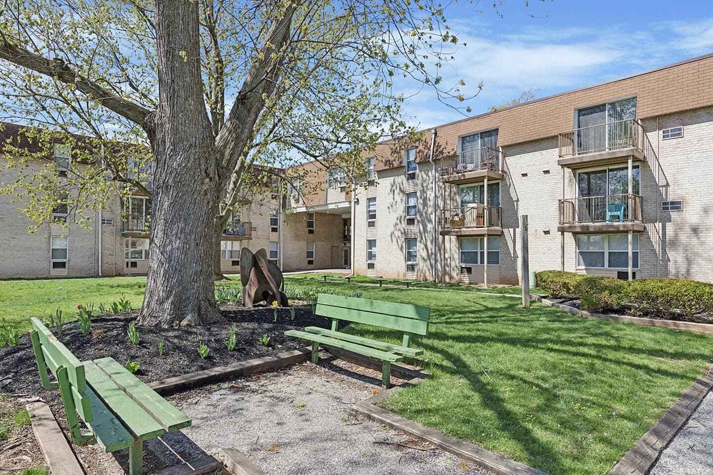 450 Green Apartments Exterior