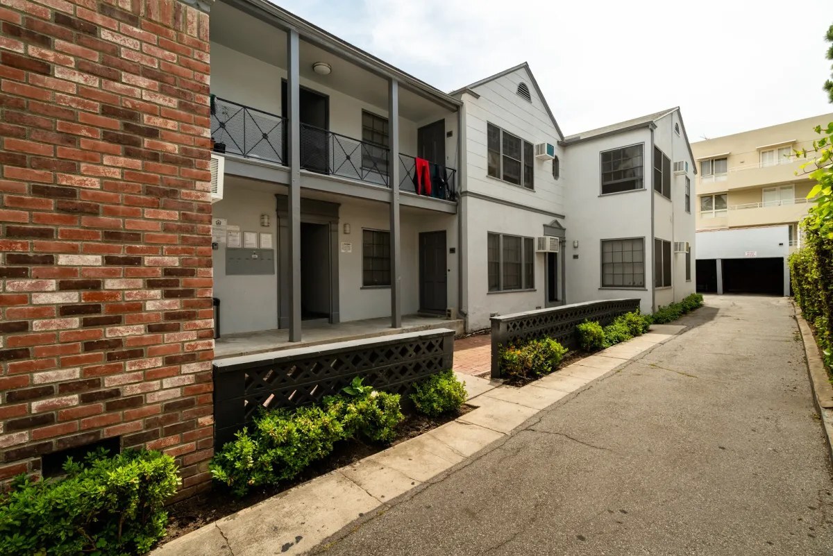457-459 Kelton Ave Amenities