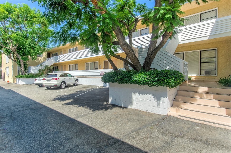 519 Barrington Apartments Exterior