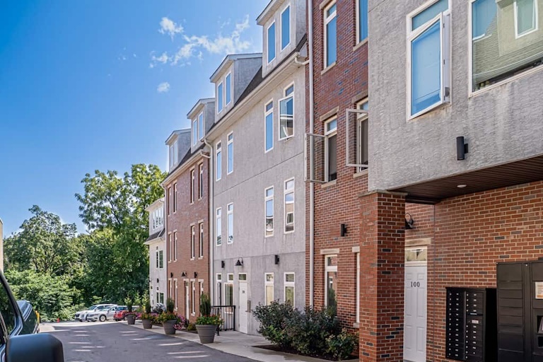6615 Ridge Ave. Amenities