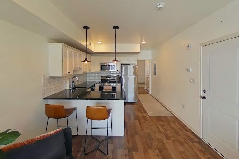 6619 Ridge Ave. Amenities