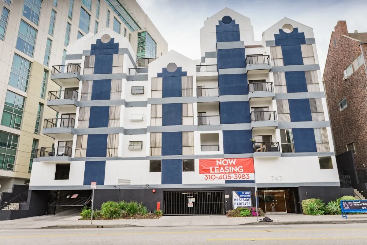747 Gayley Ave exterior