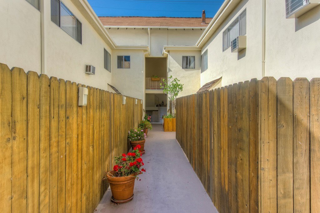872 Westgate Apartments exterior