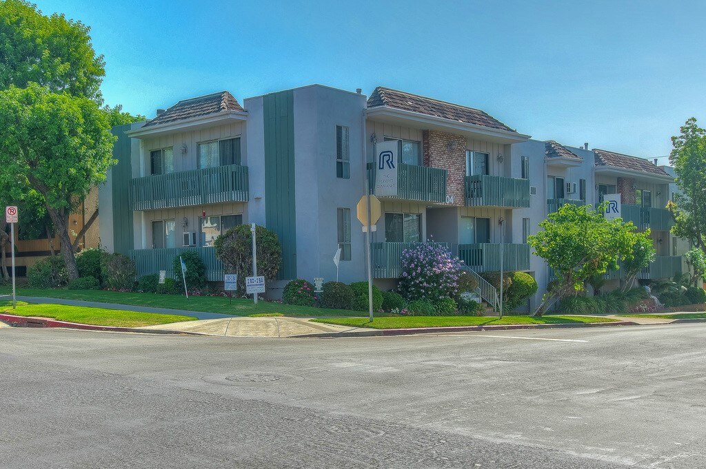 904-908 Granville Apartments Exterior