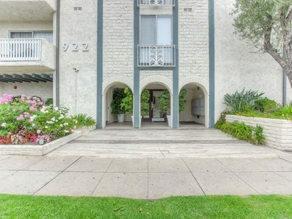 922 Barrington Apartments exterior
