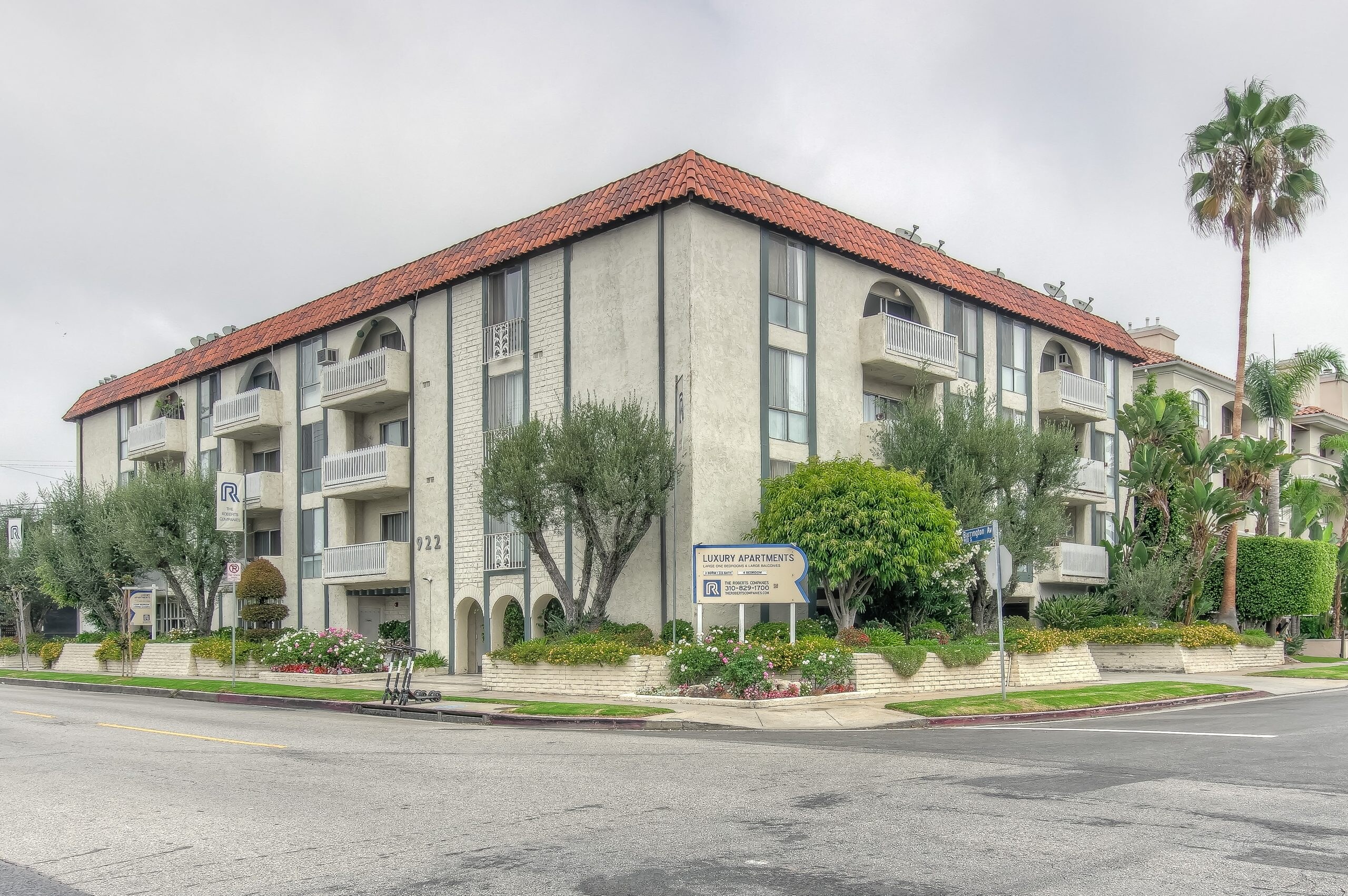 922 Barrington Apartments Exterior