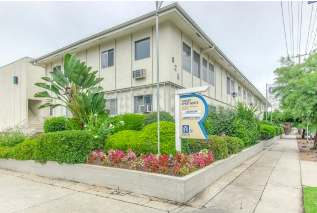 925 Barrington Apartments exterior