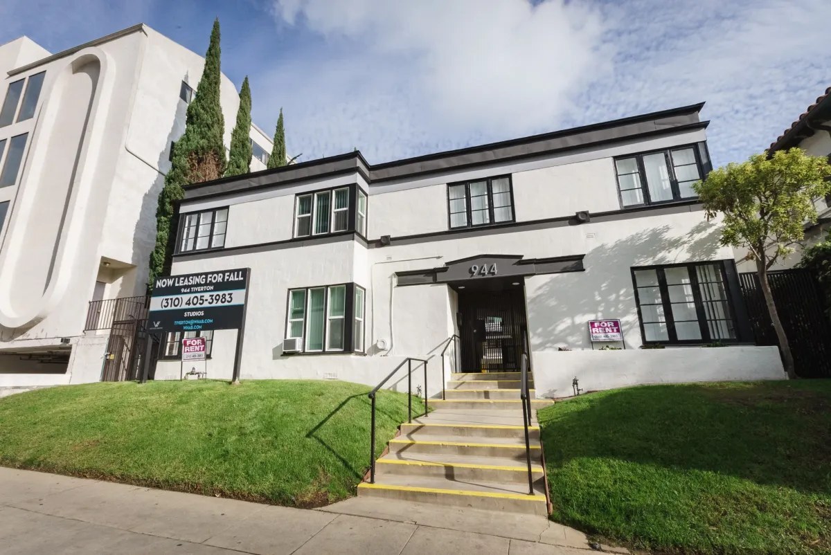 944 Tiverton Ave Amenities