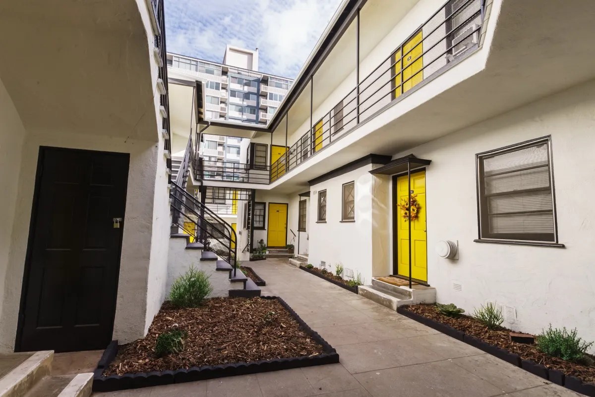 944 Tiverton Ave Exterior