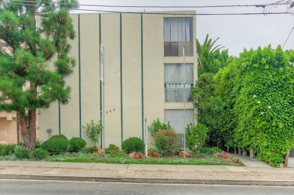 968 Barrington Apartments Amenities