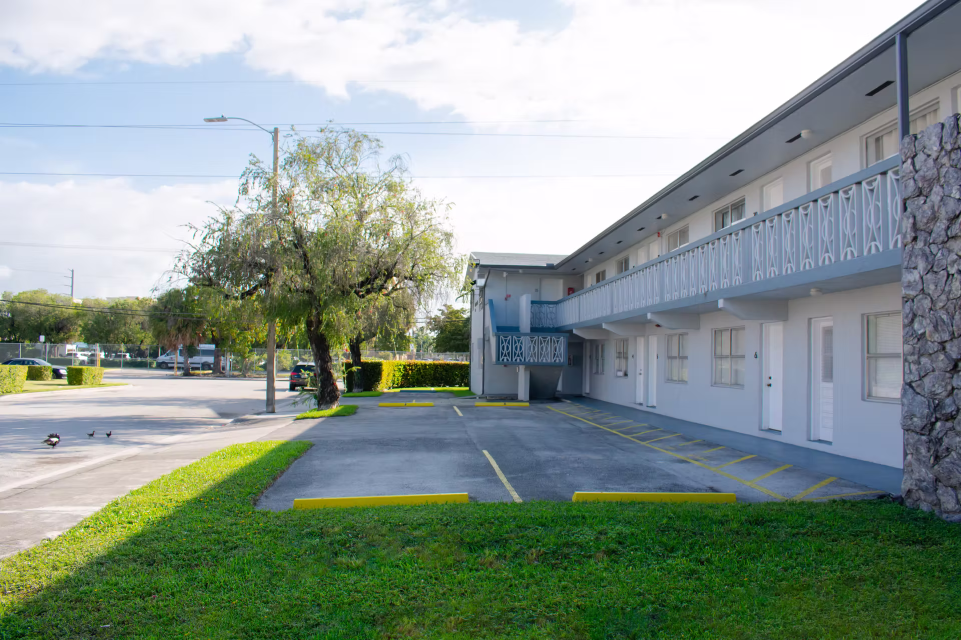Airport Manor Apartments Exterior